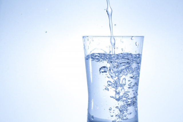 水は体の７割近くを占める大切な物質です